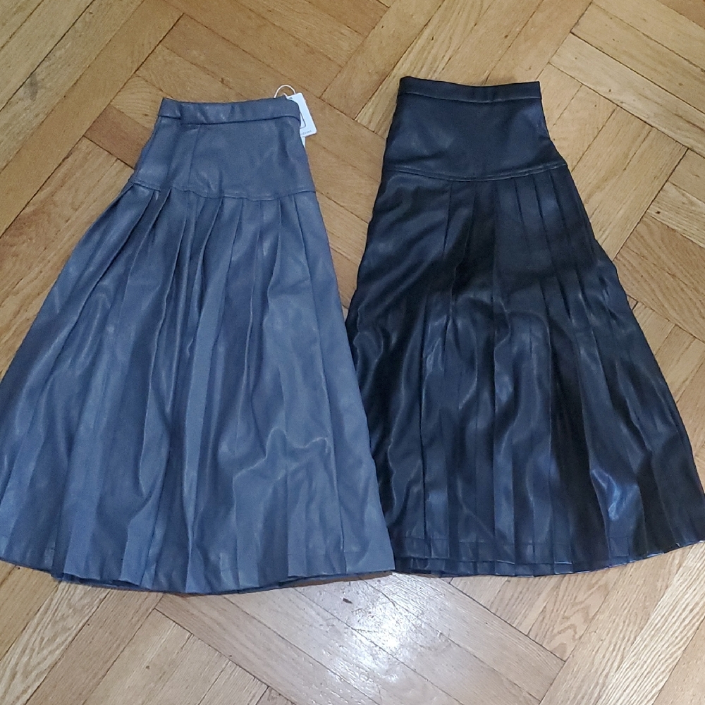 Get Both Elegant Women's Pleated Skirt - Black and Gray